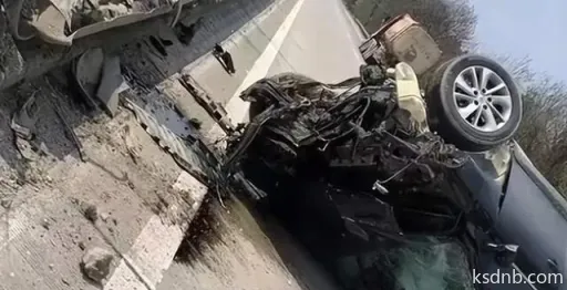 智驾失控悲剧!前车爆胎未撤离,后车追尾酿2死惊魂瞬间 智驾失控悲剧!前车爆胎未撤离,后车追尾酿2死惊魂瞬间